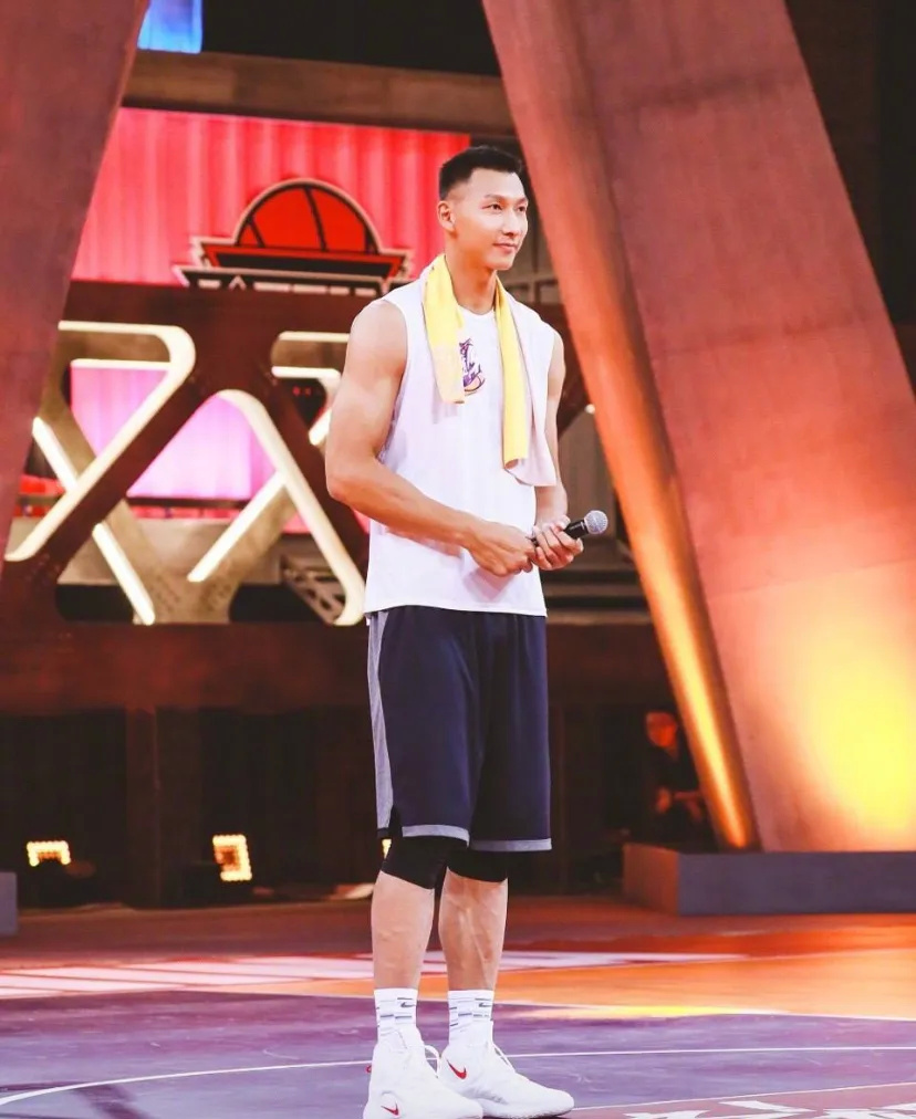 易建联携妻儿回家过年娇妻身材火辣笑容甜美一家人年味十足