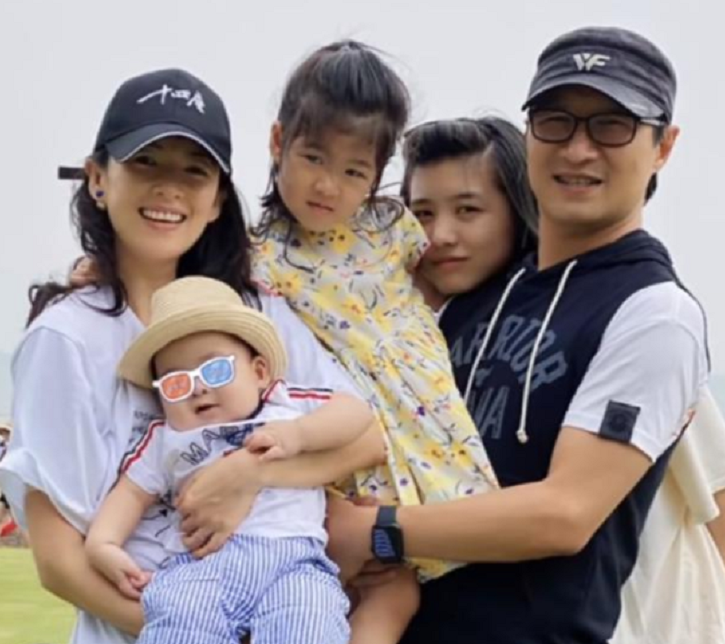 特别是汪曼熙小的时候,能看得出她遗传了爸爸汪峰的"大饼脸",脸型偏宽