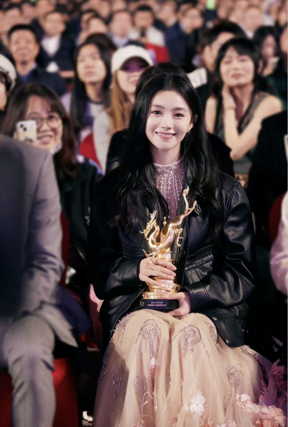 70岁成龙给24刘浩存「提裙子」:绅士又儒雅,两个细节暴露人品_腾讯