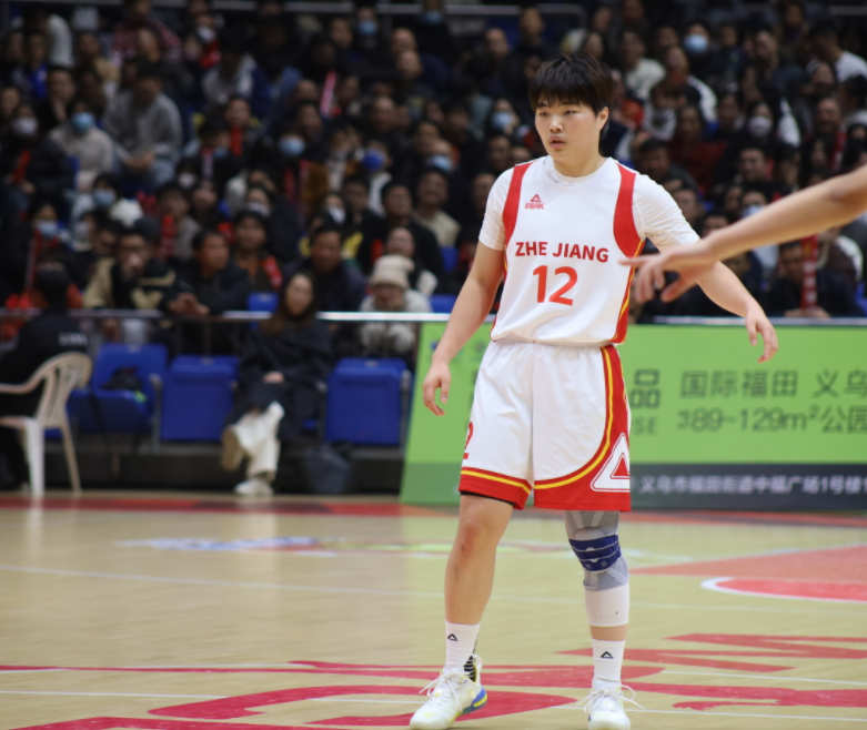 助攻联盟第一！女篮又一25岁王牌控卫崛起，4次三双封王契合韩旭_腾讯新闻