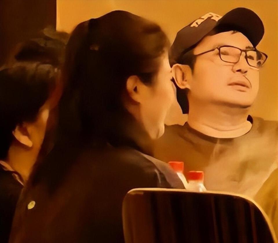 沈腾大年初八在海南宴客，妻子王琦素颜出镜胖又圆，儿子已8岁了_腾讯新闻