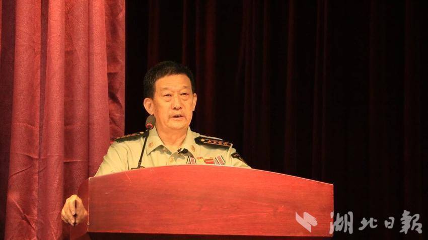 刘团长入伍时间长达36年,曾任武警湖北省总队副司令员.