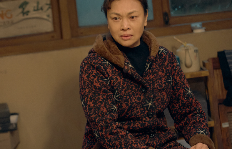 46岁马伊琍演女儿,跟剧中48岁"三婶"一同框,画面就尴尬了
