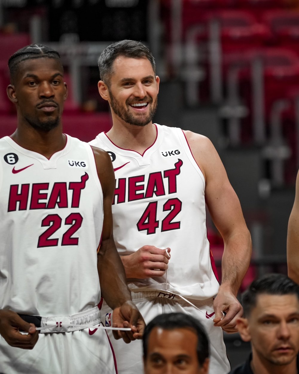 热火全队合影出炉:主帅抱球坐c位巴特勒站后排 提前开售季后赛门票