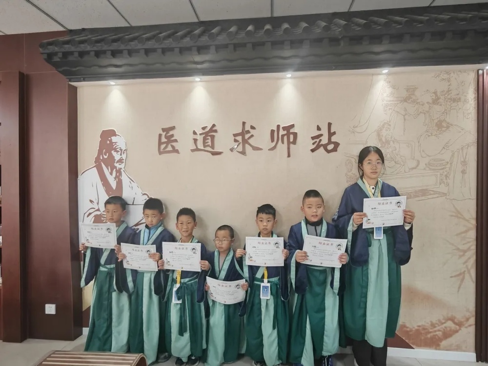 化身 “小小中醫師”！新黃河小交警小記者團走進張店區中醫院 - 