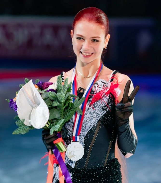 特鲁索娃递补获得冠军,生涯首枚大赛金牌,粉丝狂欢