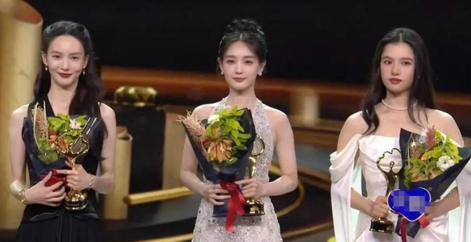 有一种对比是女明星同框,高圆圆从不费力,林心如变化好大-腾讯新闻