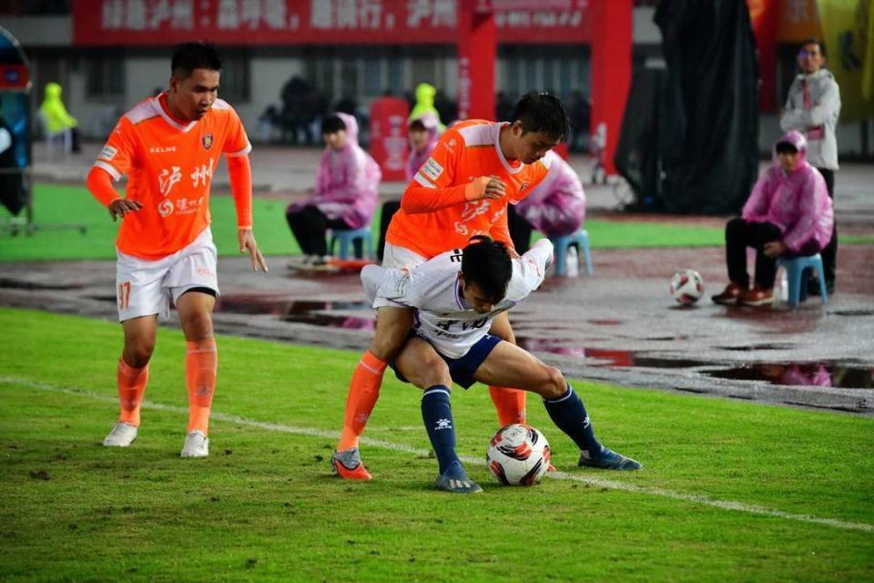 川超资阳客场0∶2负于泸州 球迷看台高呼“南零王也是王”