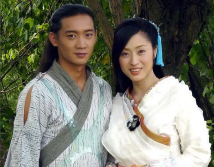 陈法蓉前任杨俊毅罕露面,身材发福变化大,与9岁女儿出游太温馨_腾讯