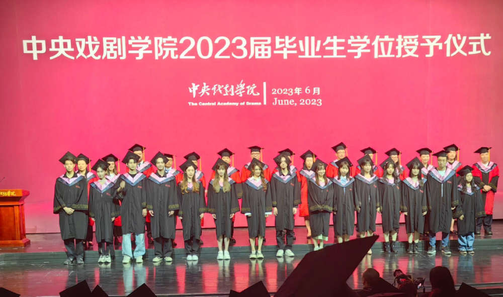 何晴儿子中戏毕业！22岁高大帅气，许亚军携4婚妻子参加毕业礼-何晴和许亚军