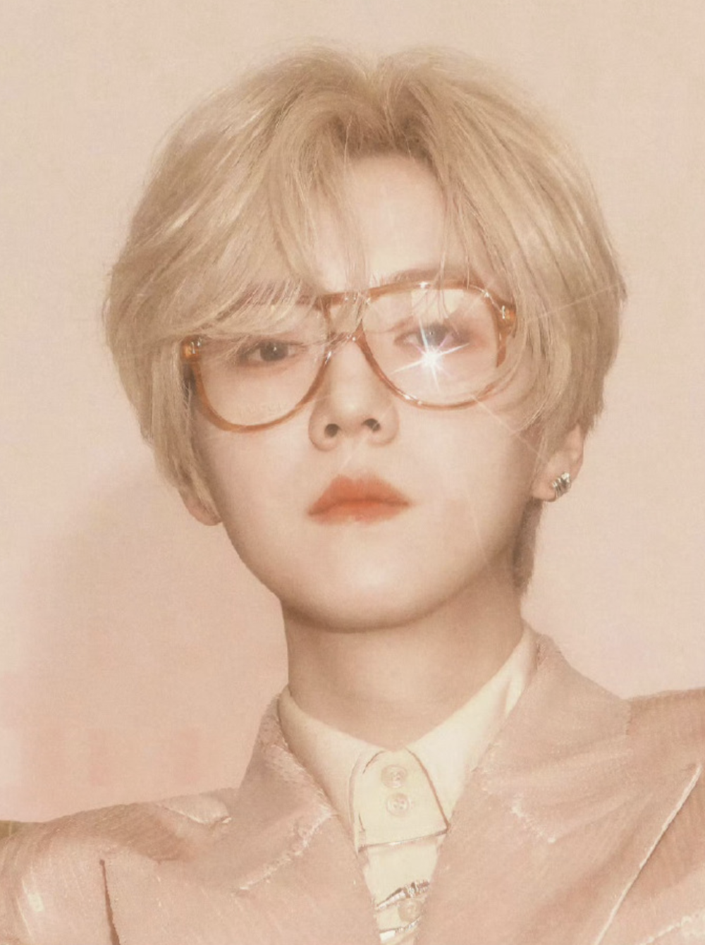 34岁鹿晗偶遇现场:扎着马尾染着白发,气质比小姑娘还清秀