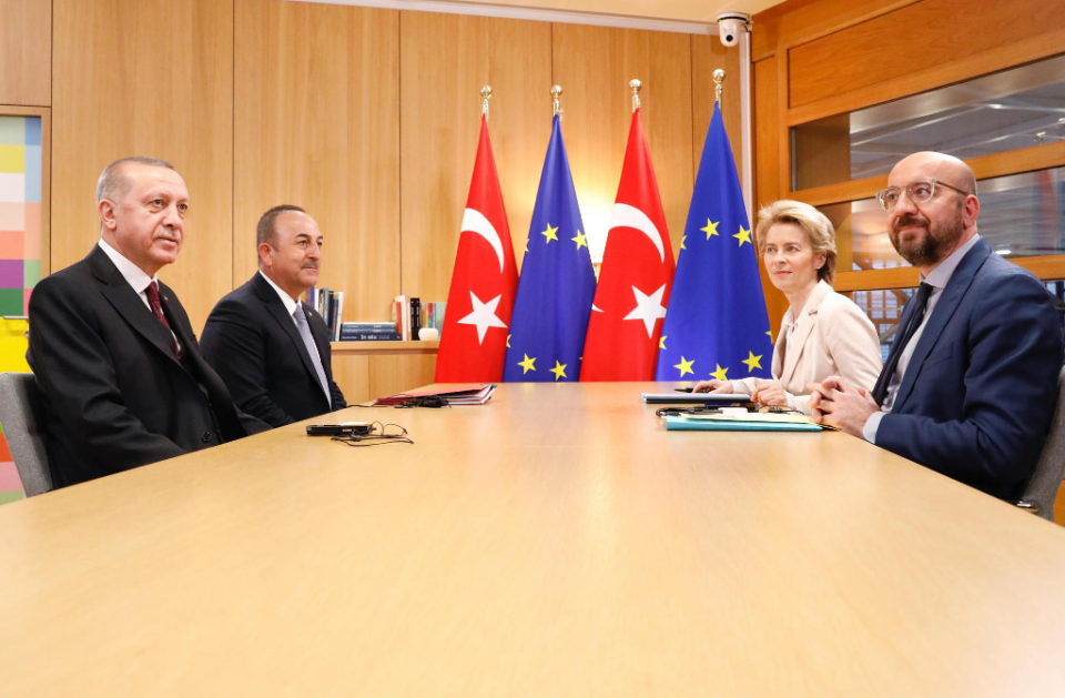 土耳其跟欧盟的关系也没有那么铁,否则的话,作为北约成员之一的土耳其