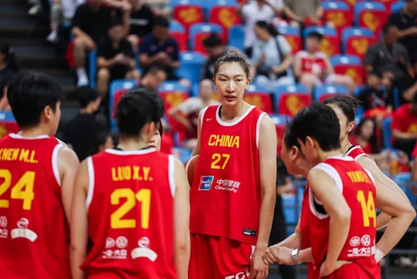 12中3+三分4中0！中国女篮26岁中锋跌落神坛！球迷：全面周琦化了