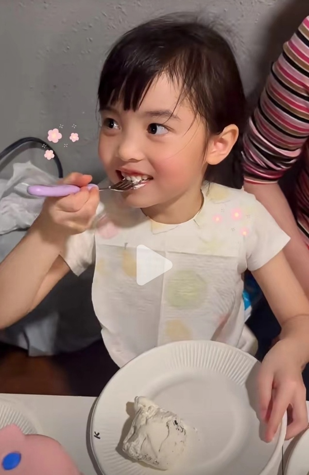熊黛林双胞胎女儿近照曝光,小姐妹身高差距超大,越长越像爸爸