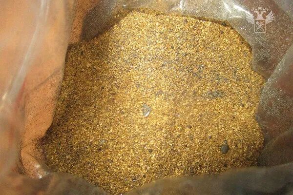 把近500克金砂藏在烟盒和钱包中过境,2名中国男子被捕