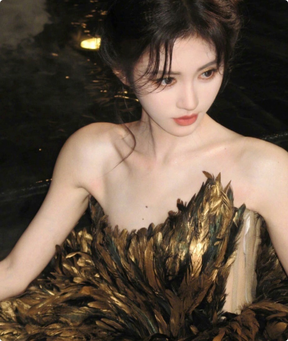 苏州时尚盛典:鞠婧祎高级美,程潇葫芦身材抢镜,江疏影惊艳全场