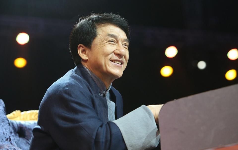 成龙服老了?新片不再执着动作片,搭档彭昱畅,转型走温情路线_腾讯新闻