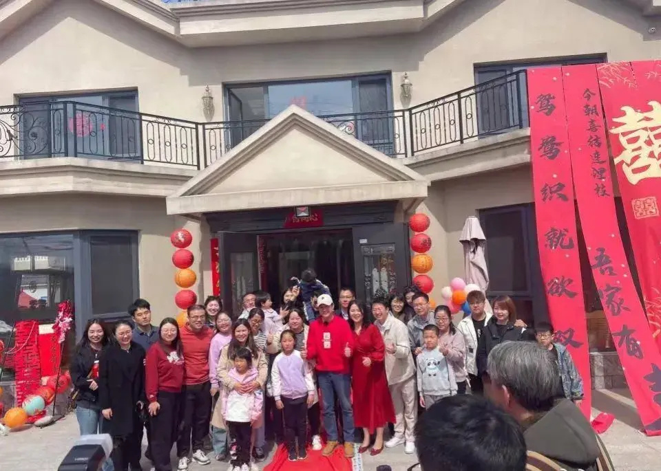 张颂文参加农村婚礼!打扮喜庆接地气,与村民合影没有半分明星架子