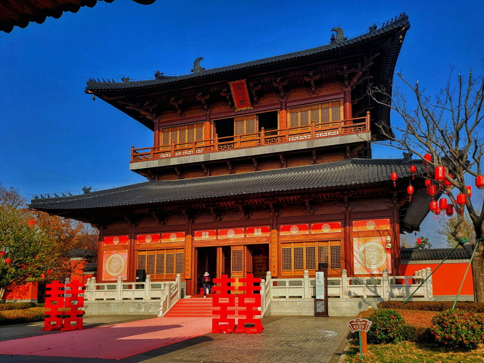 水榭石桥 构成唐风画卷木质的斗拱建筑 宝蓝深绿透出朱红唐风古韵