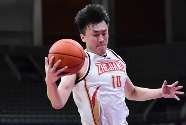 14投13中!2米01迷你内线打爆王哲林,上海防不住此人难进4强