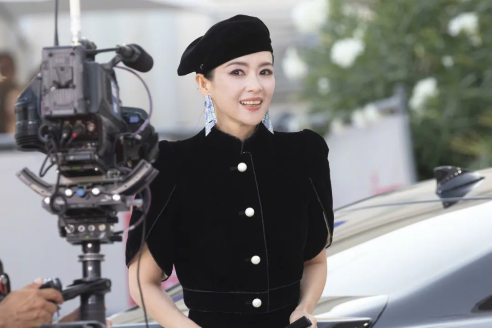 章子怡威尼斯红毯生图曝光!黑色造型被嘲太老气,胳膊卡粉好尴尬