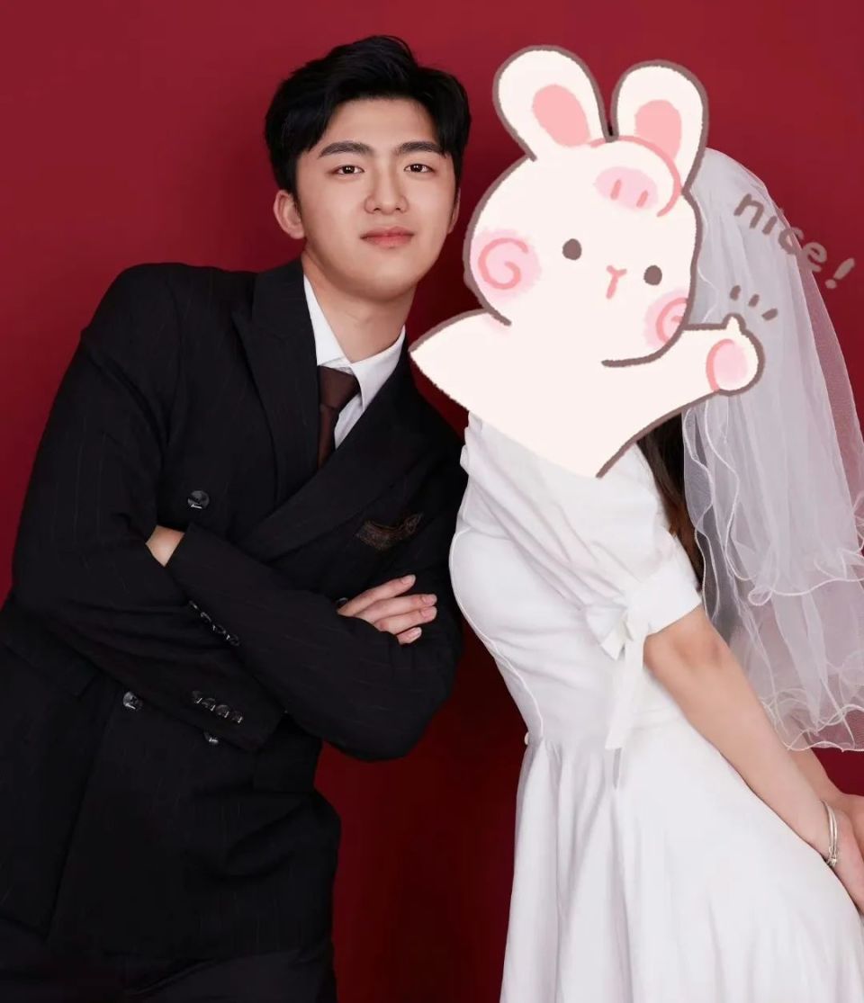 照片中的每一个有爱的姿势都在彰显着他们爱情的甜蜜,比如刘志宏抱胸