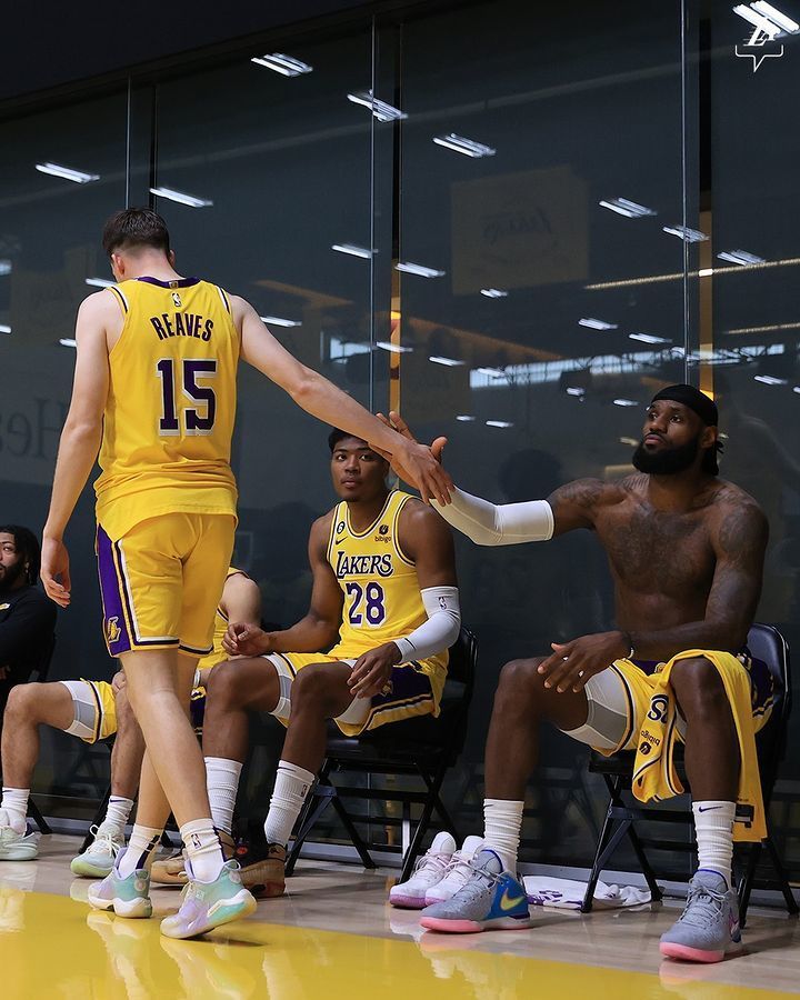 湖人全队大合影出炉詹皇领衔佩总c位抱球施罗德大笑浓眉强颜欢笑