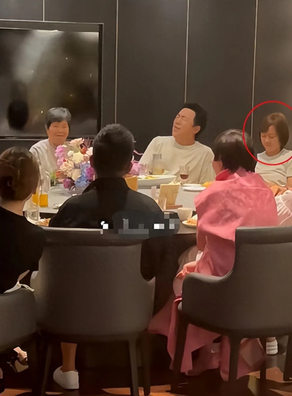 黄渤携妻子参加姐姐生日宴,小欧穿着休闲装,浑身散出自信_腾讯新闻