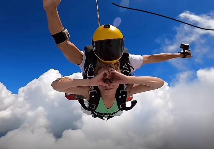 乘直升机高空跳伞这场炫酷的免费婚礼正在报名中
