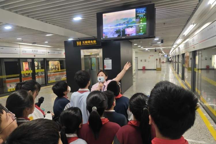 石泉路街道丨小小地铁安全员 直面职场新体验