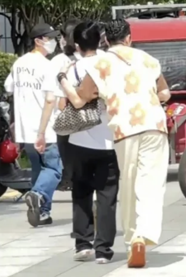 萧敬腾求婚后首露面，携未婚妻录节目，50岁林有慧穿着宽松肚子凸起-萧敬腾?