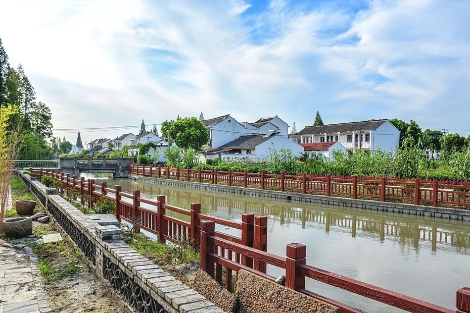 她是上海母亲河黄浦江的源头,位于石湖荡镇东夏村境内,景区两侧有来自