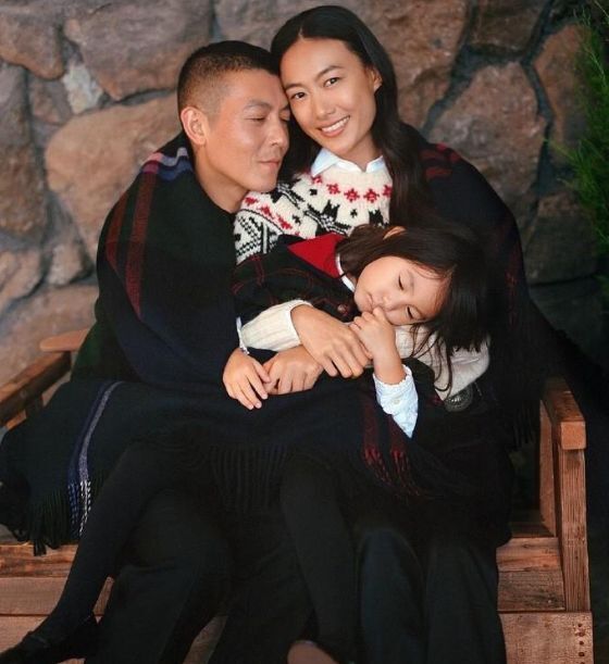 陈冠希夫妻同框秦舒培不惧老公和美女亲密合影71岁陈父比儿子显年轻