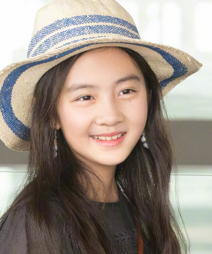 黄磊女儿多多晒指导同学排练舞台剧照片,身穿白色衬衫,侧颜很俊_腾讯