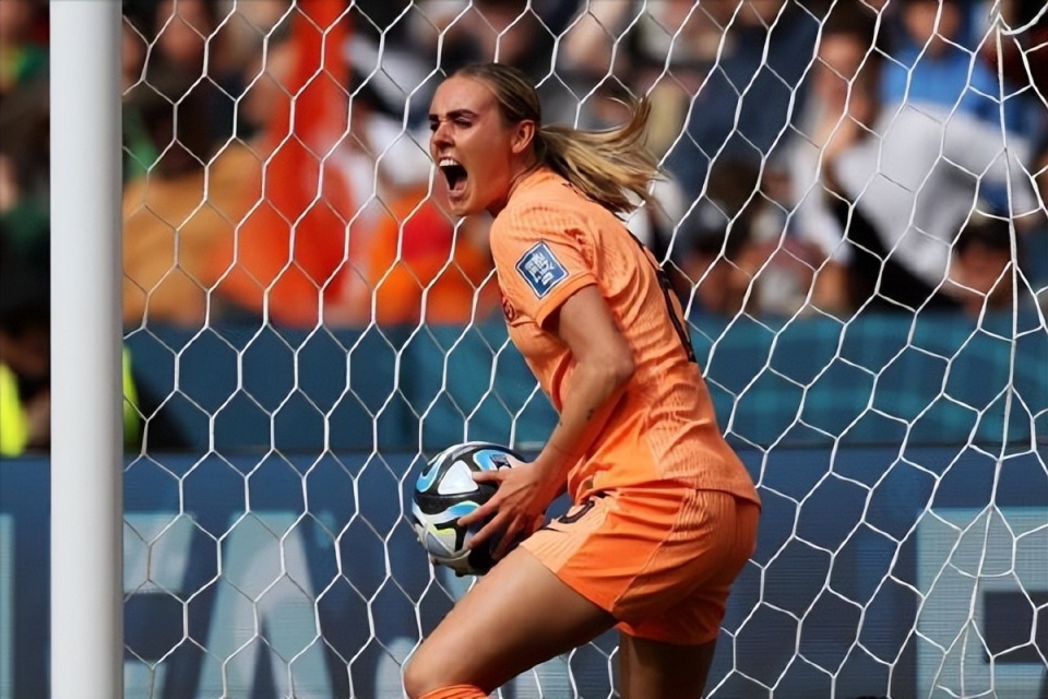 荷兰女足晋级8强,南非大将脚踝90度变形,"大美女"无缘西荷战