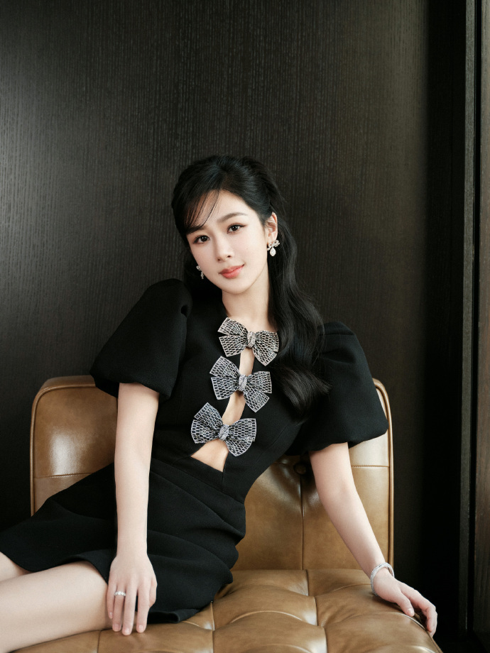 杨紫最新活动美照穿镂空黑裙又瘦又美甜辣造型好惊艳