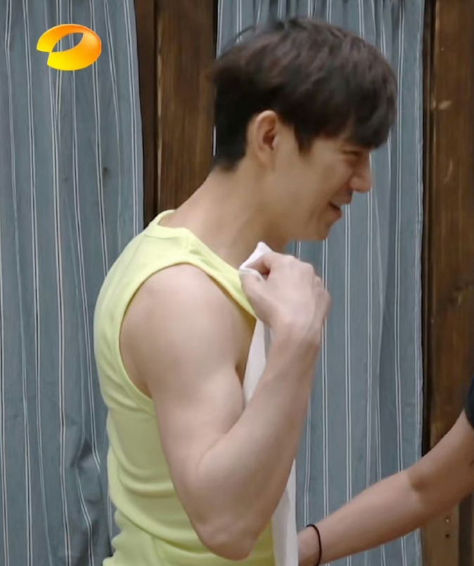 何炅穿背心秀手臂肌肉线条网友穿衣显瘦脱衣有肉