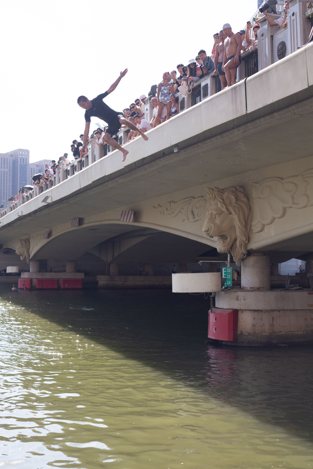 狮子林桥跳水爆红天津大爷不愧人均全红婵