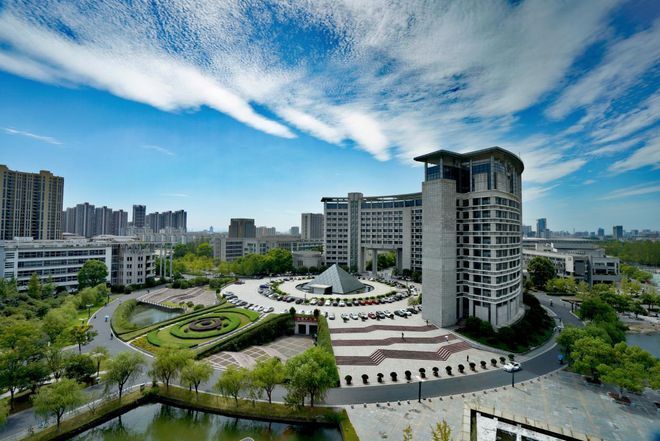 西南政法大学和浙江工商大学,均录用96人,排名并列第18位.