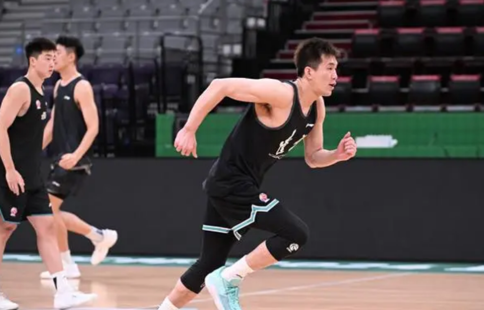 郭艾伦热身赛仍无法复出,球迷热度依然在,伤势恢复还是谜