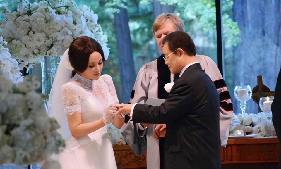 刘晓庆与四婚老公街头散步,82岁王晓玉贴心替太太掸雪,满眼柔情_腾讯