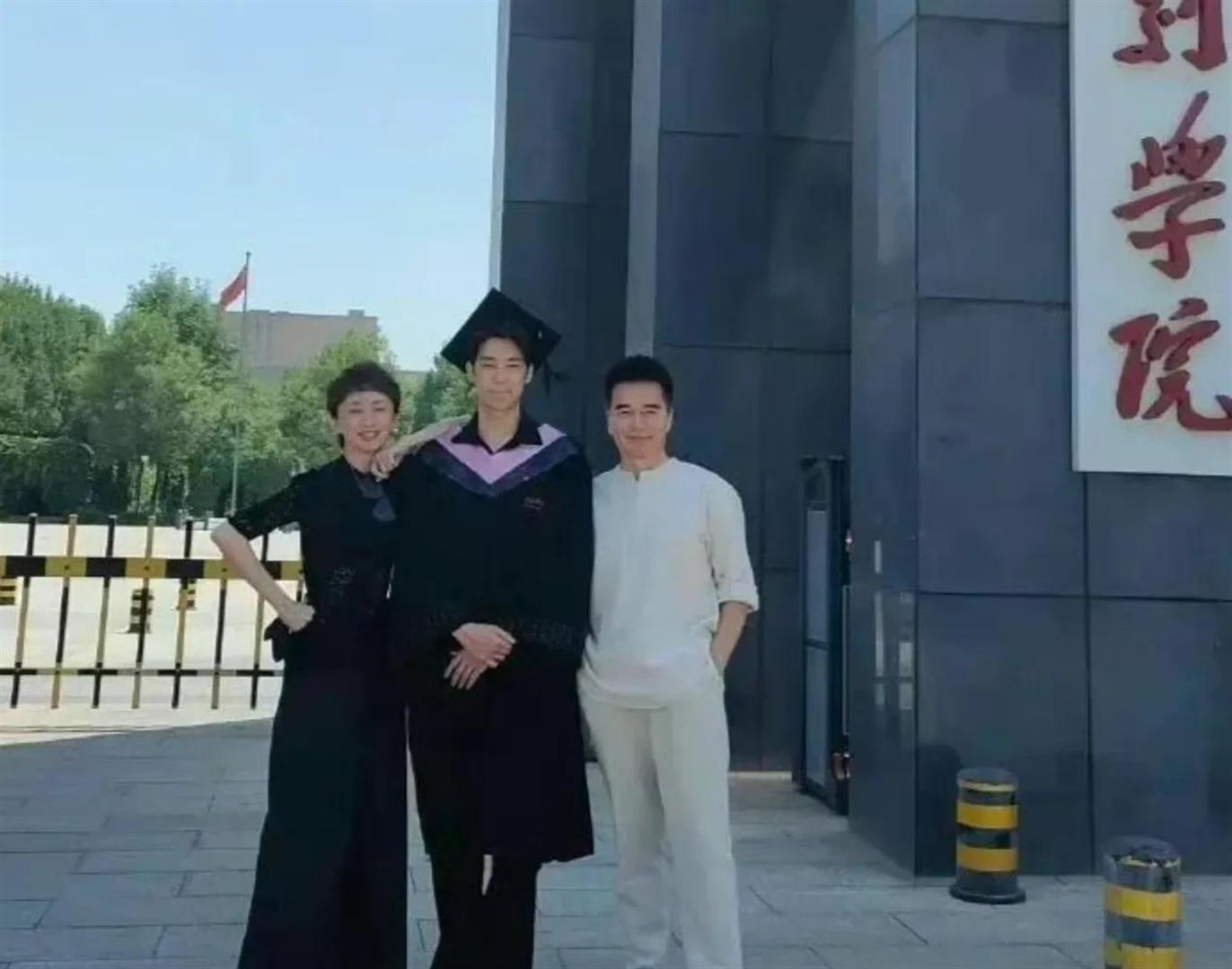 許亞軍現身何晴葬禮，兒子許何捧着媽媽遺像，父子倆穿黑衣很悲傷 - 