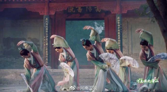 河南卫视爆改《上春山》纸扇书生灵动,雷佳一开口才感觉是春到了_腾讯