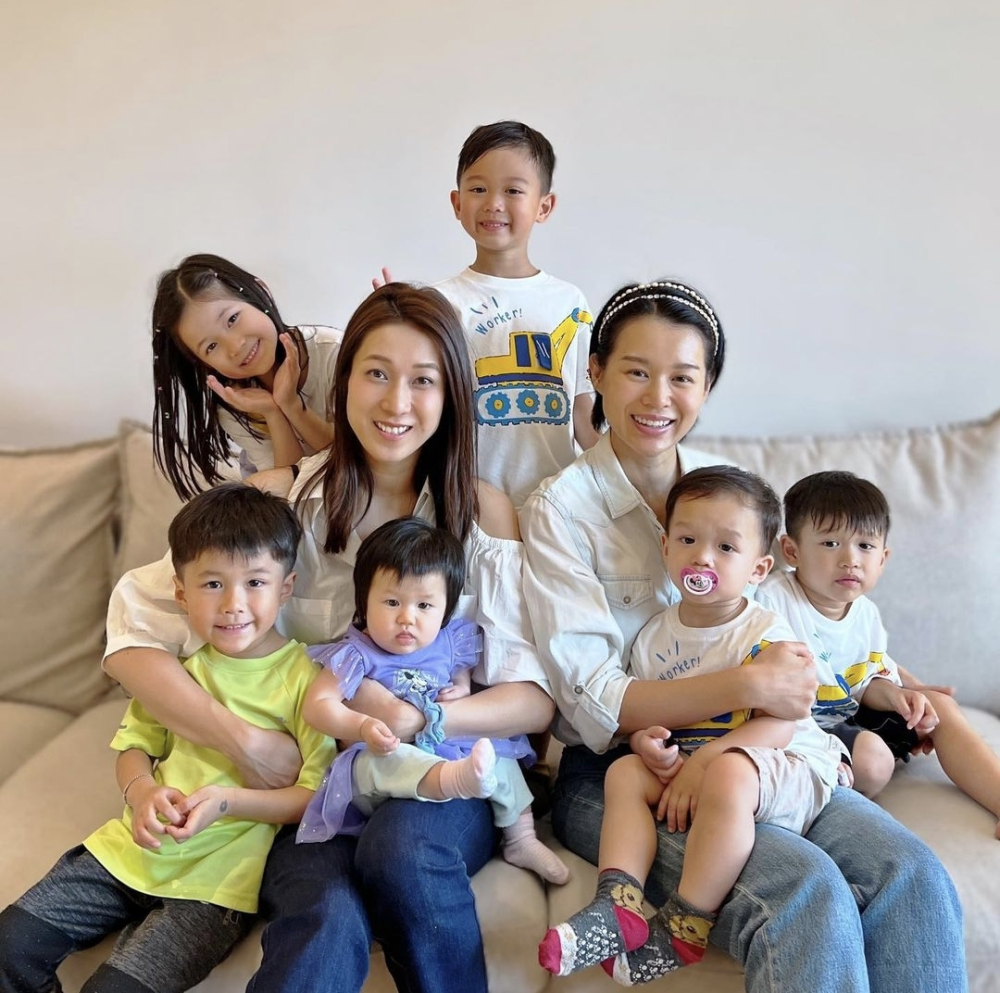 钟嘉欣晒与李亚男聚会一人带三娃彰显妈妈力小女儿凝视王祖蓝萌态足