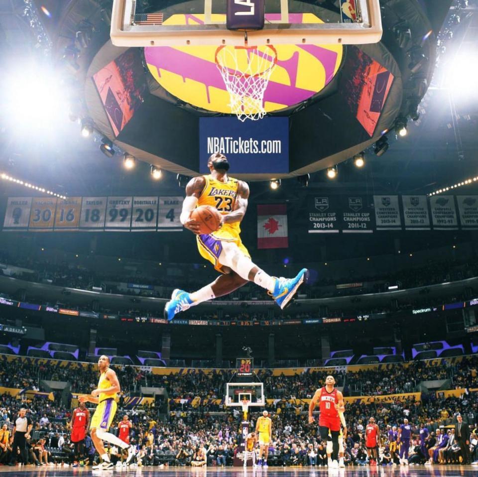 美媒评历史球员扣篮能力金字塔:拉文5档,詹姆斯4档,塔尖仅一人