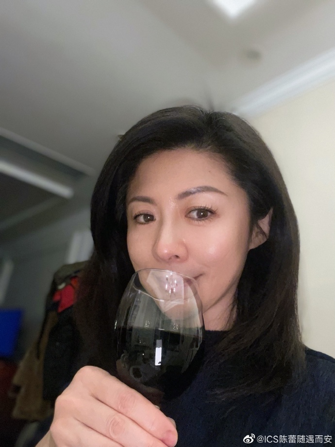 49岁主持人陈蕾二婚嫁教授披洁白头纱笑开怀与前夫同学育一女