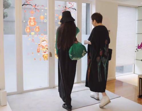 机场偶遇向华强一家，向太带助理却自己推行李，向佐秒变乖乖男_腾讯新闻