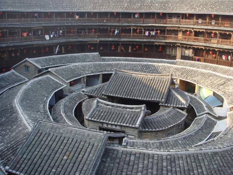 福建土楼,世界独具特色的大型民居建筑,遵循了"天人合一"的东方哲学