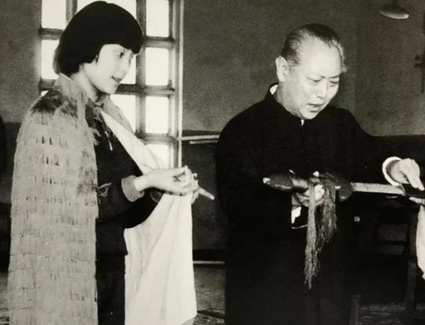 安雯：19岁因《红楼梦》得名，婚后23年被宠成孩子，却因痴情误终生_腾讯新闻
