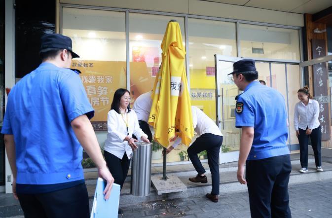 北京朝阳区劲松执法队整治市容环境卫生